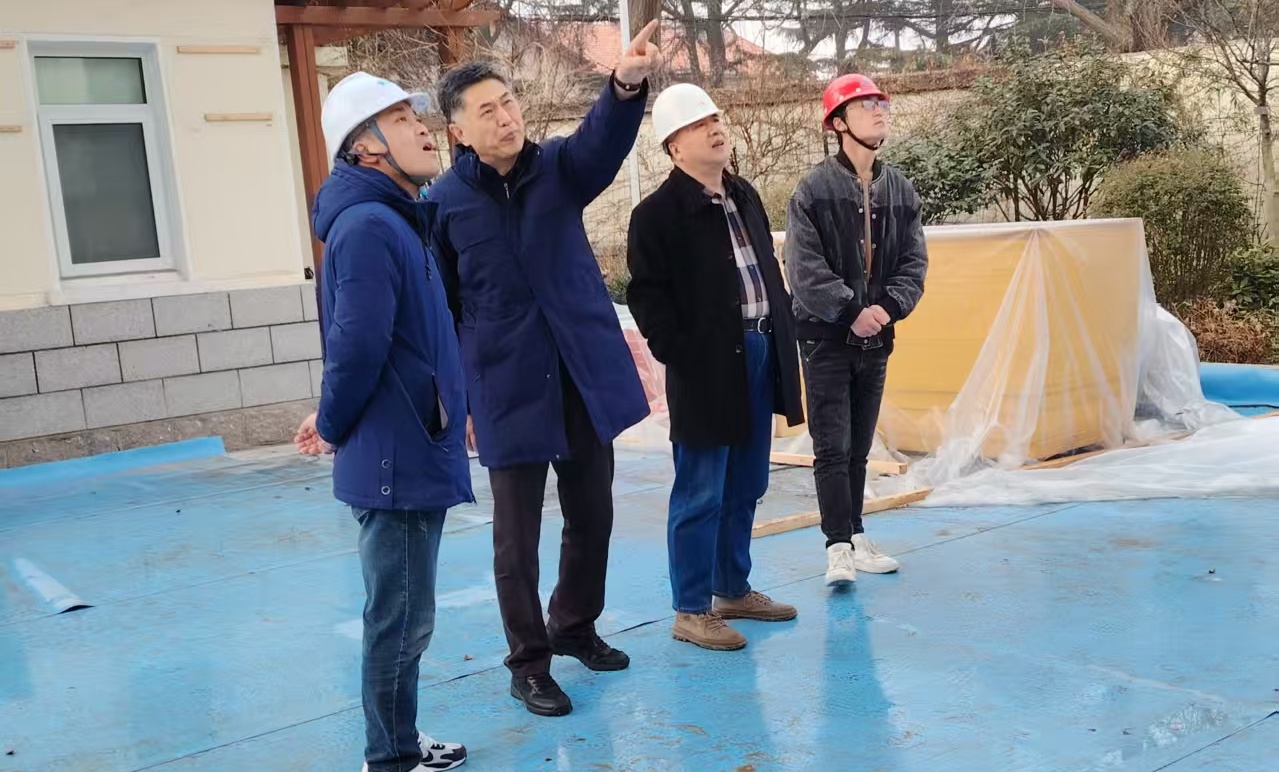 青岛市政协秘书长朱铁一视察日照路1号危房及基础设施修缮工程